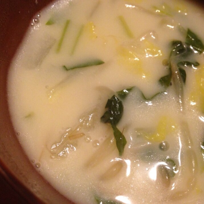 白菜と小松菜ともやしのごま味噌豆乳スープ。